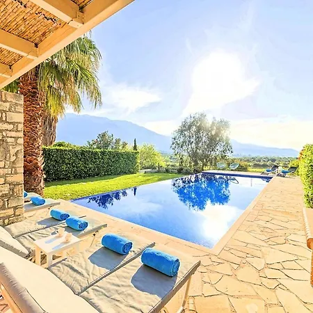 Вилла Cretan Mansion With Heated Swimming Pool