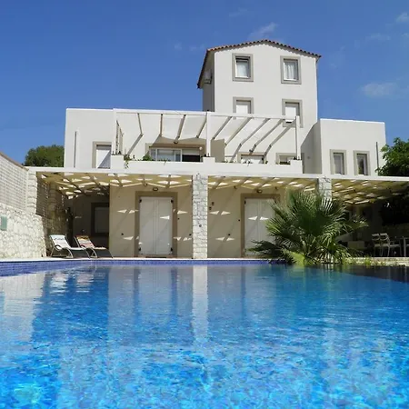Вилла Cretan Mansion With Heated Swimming Pool